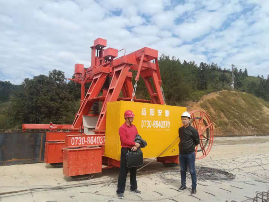 湖南路橋建設(shè)集團有限責(zé)任公司五分公司福建莆炎高速A4標重型拆模機安裝調(diào)試